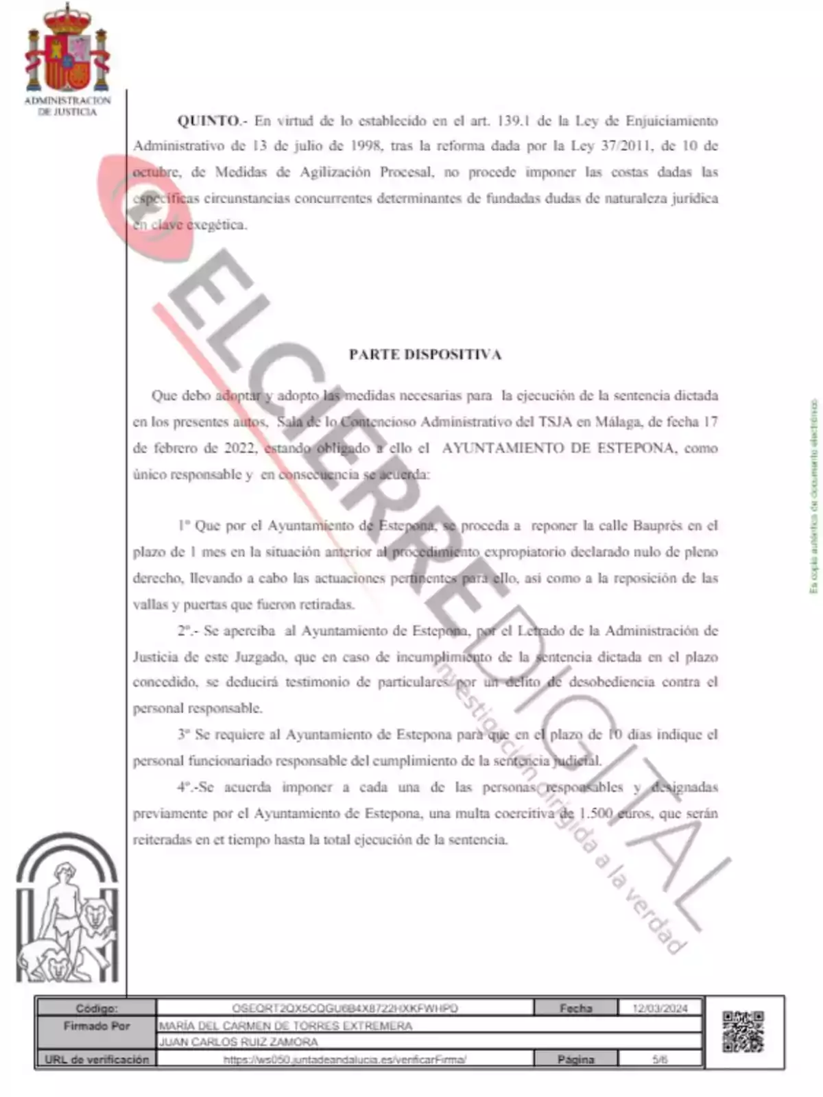 Documento oficial de la Administración de Justicia de España, con el escudo nacional en la parte superior izquierda. El texto se refiere a la ejecución de una sentencia dictada por la Sala de lo Contencioso Administrativo del TSJA en Málaga, de fecha 17 de febrero de 2022, en la que se obliga al Ayuntamiento de Estepona a reponer la calle Bauprés en el plazo de 1 mes, llevar a cabo las actuaciones pertinentes y reponer vallas y puertas retiradas. Se apercibe al Ayuntamiento de Estepona de que, en caso de incumplimiento, se deducirá testimonio de particulares por un delito de desobediencia contra el personal responsable. Se requiere al Ayuntamiento de Estepona que en el plazo de 10 días indique el personal funcionario responsable del cumplimiento de la sentencia judicial. Se acuerda imponer una multa coercitiva de 1.500 euros por cada una de las personas responsables y señaladas previamente por el Ayuntamiento de Estepona, hasta la total ejecución de la sentencia. El documento está firmado por María del Carmen de Torres Extremera y Juan Carlos Ruiz Zamora, con fecha 12/03/2024. Incluye un código de verificación y una URL para verificar la firma.