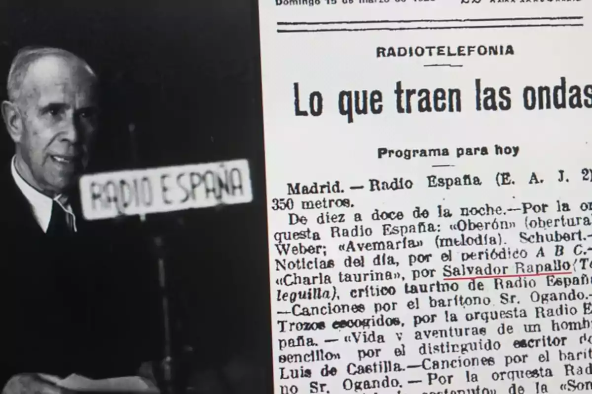 Un hombre mayor está hablando frente a un micrófono con un cartel que dice 