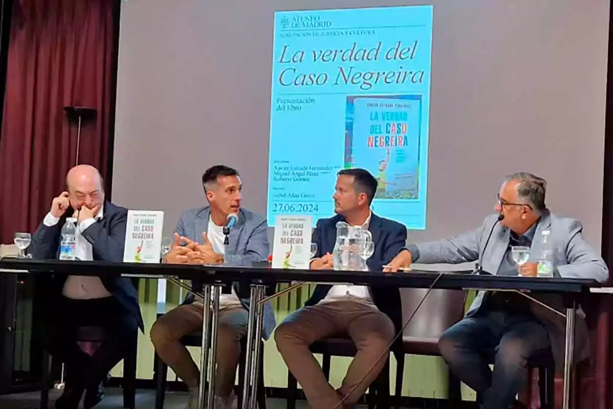Cuatro hombres sentados en una mesa durante la presentación de un libro titulado "La verdad del Caso Negreira" en el Ateneo de Madrid.