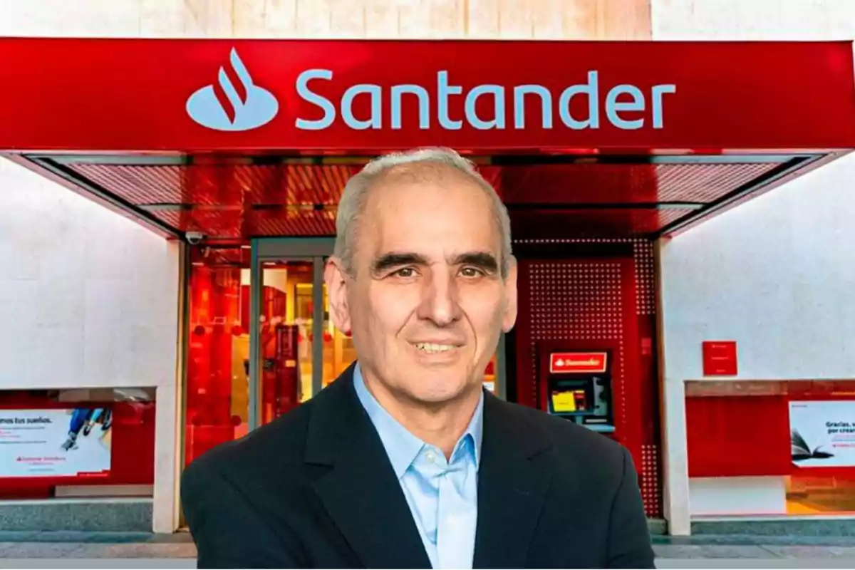 Hombre de traje frente a una sucursal del banco Santander.