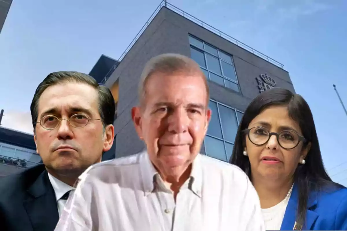 Tres personas frente a un edificio moderno con ventanas grandes y cielo despejado.