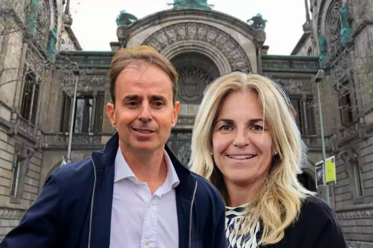 Una pareja sonriente posa frente a un edificio histórico con detalles arquitectónicos ornamentados.