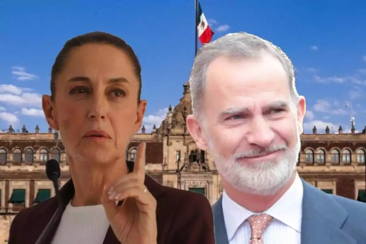 Dos personas frente a un edificio histórico con una bandera de México ondeando en el fondo.