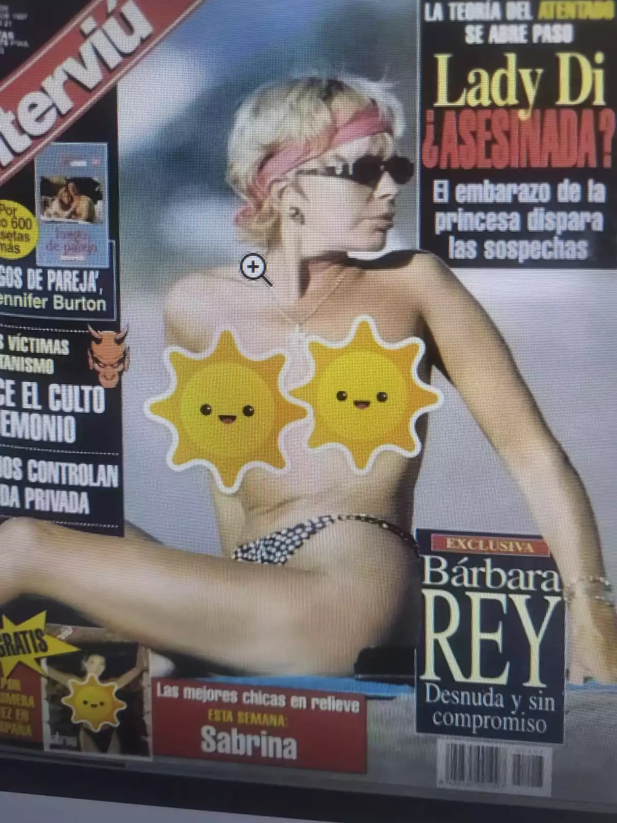 Portada de una revista con una mujer en bikini y titulares sobre temas de actualidad.