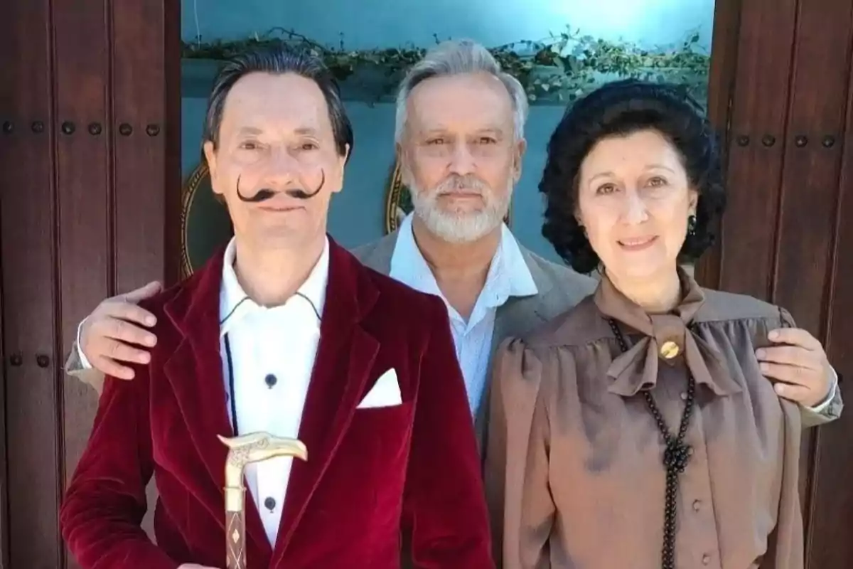 El actor Enrique del Pozo junto a los intérpretes Joan Frank Charransonnet y Montserrat Alcoverro.