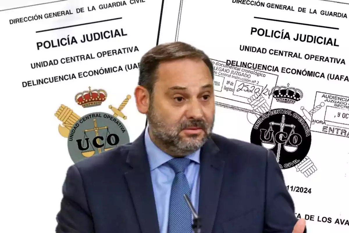 Un hombre de traje frente a documentos de la Policía Judicial y la Unidad Central Operativa de la Guardia Civil.