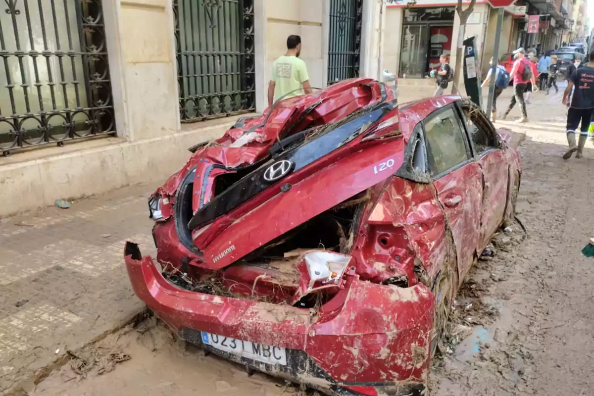 Uno de los vehículos damnificados tras el paso de la DANA en Algemesí.