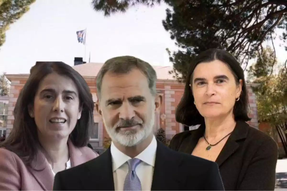 Tres personas posando frente a un edificio con árboles alrededor.