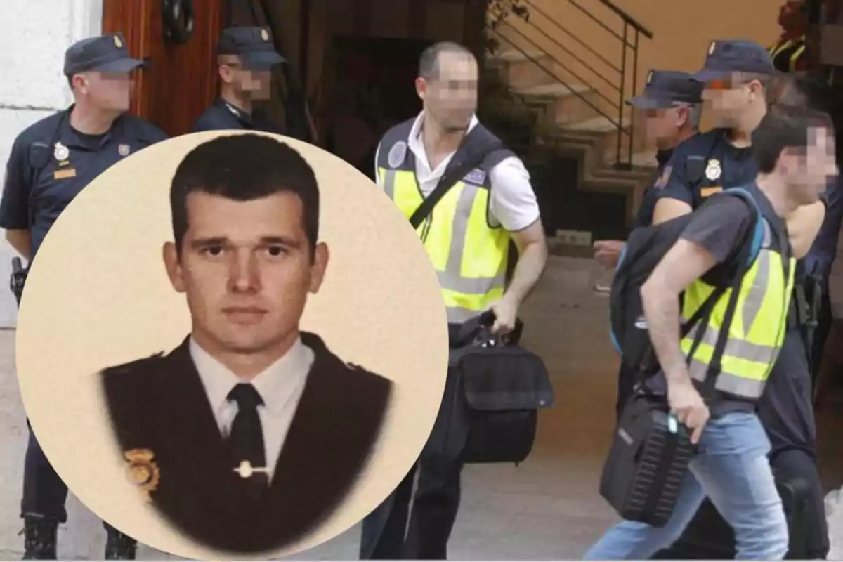 Un grupo de policías con chalecos reflectantes y gorras se encuentra en una operación, mientras que en un recuadro se muestra la foto de un hombre con uniforme policial.