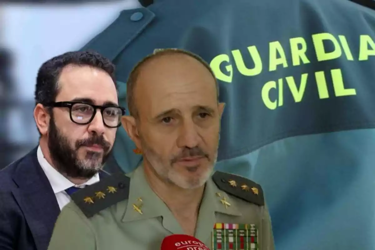 Dos hombres en primer plano, uno con uniforme militar y el otro con traje y gafas, con un fondo que muestra el texto "Guardia Civil".