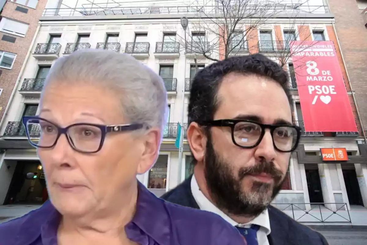 Dos personas con gafas frente a un edificio con un cartel del PSOE que conmemora el 8 de marzo.