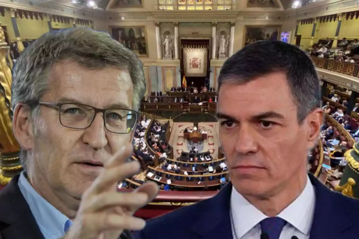 Dos hombres en primer plano con el fondo de un parlamento lleno de personas.