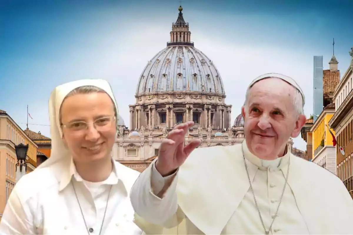 Una monja y un sacerdote sonríen frente a la Basílica de San Pedro en el Vaticano.