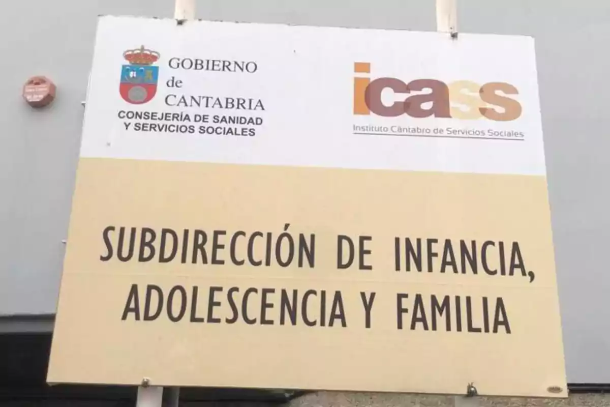 Un cartel del Gobierno de Cantabria que indica la Subdirección de Infancia, Adolescencia y Familia del Instituto Cántabro de Servicios Sociales.