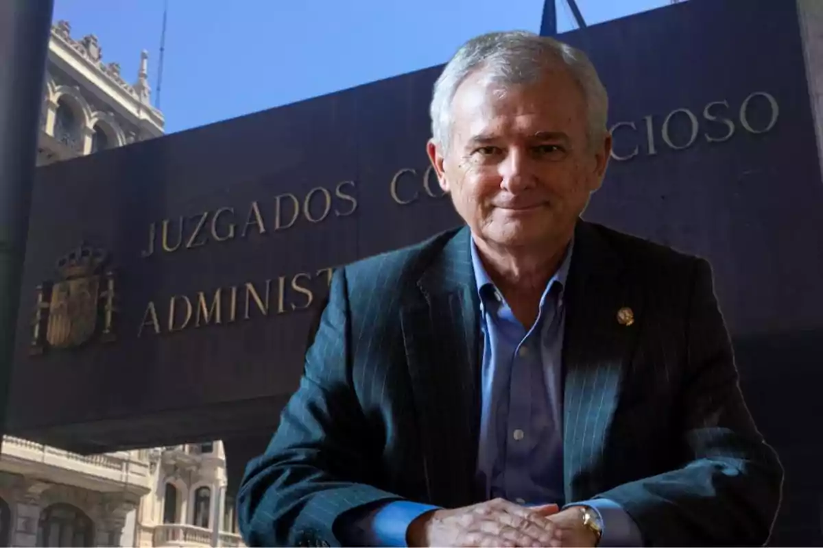 Un hombre de cabello canoso y traje oscuro está frente a un edificio con un cartel que dice "Juzgados Contencioso Administrativo".