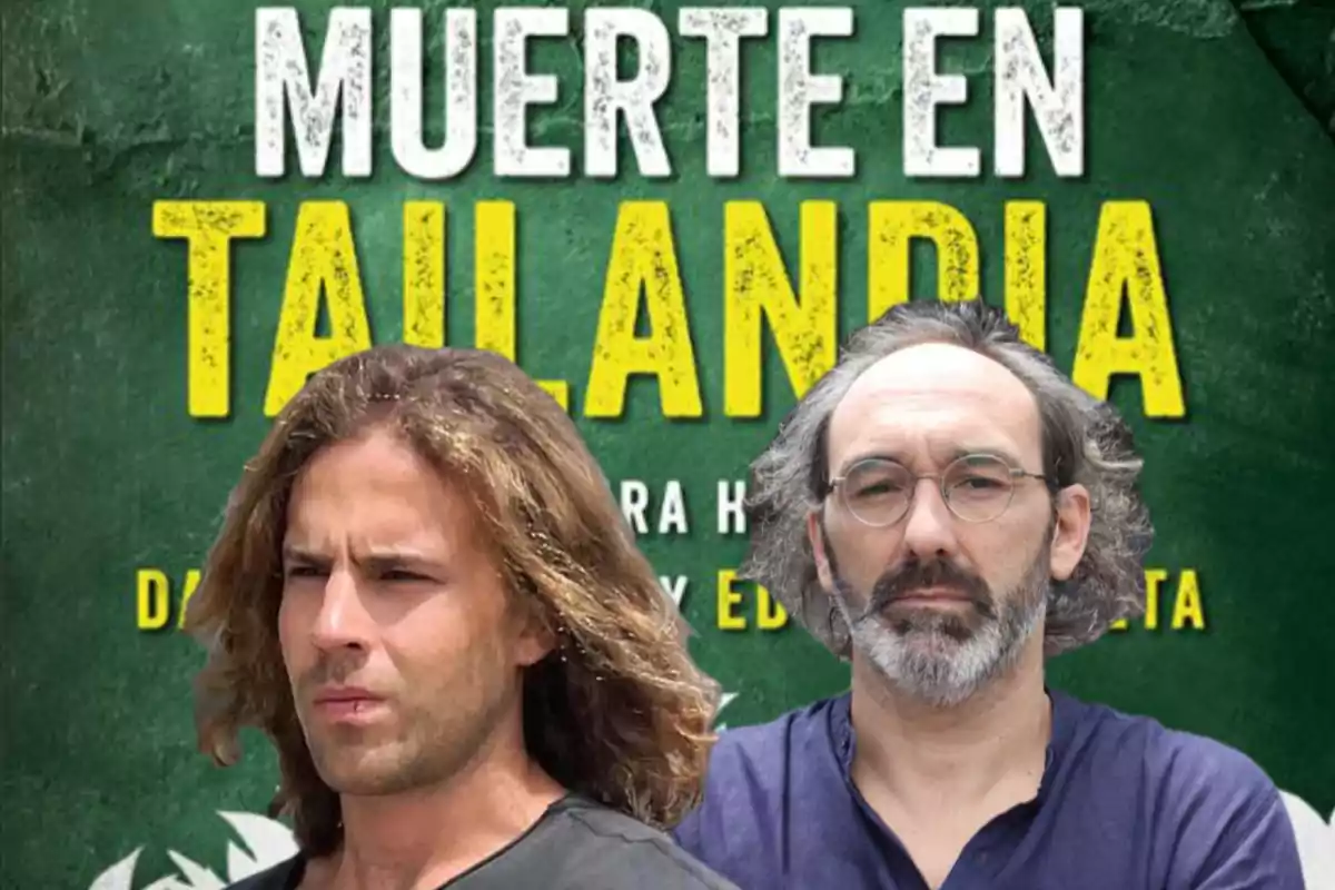 Dos hombres frente a un cartel verde con letras amarillas que dice "Muerte en Tailandia".