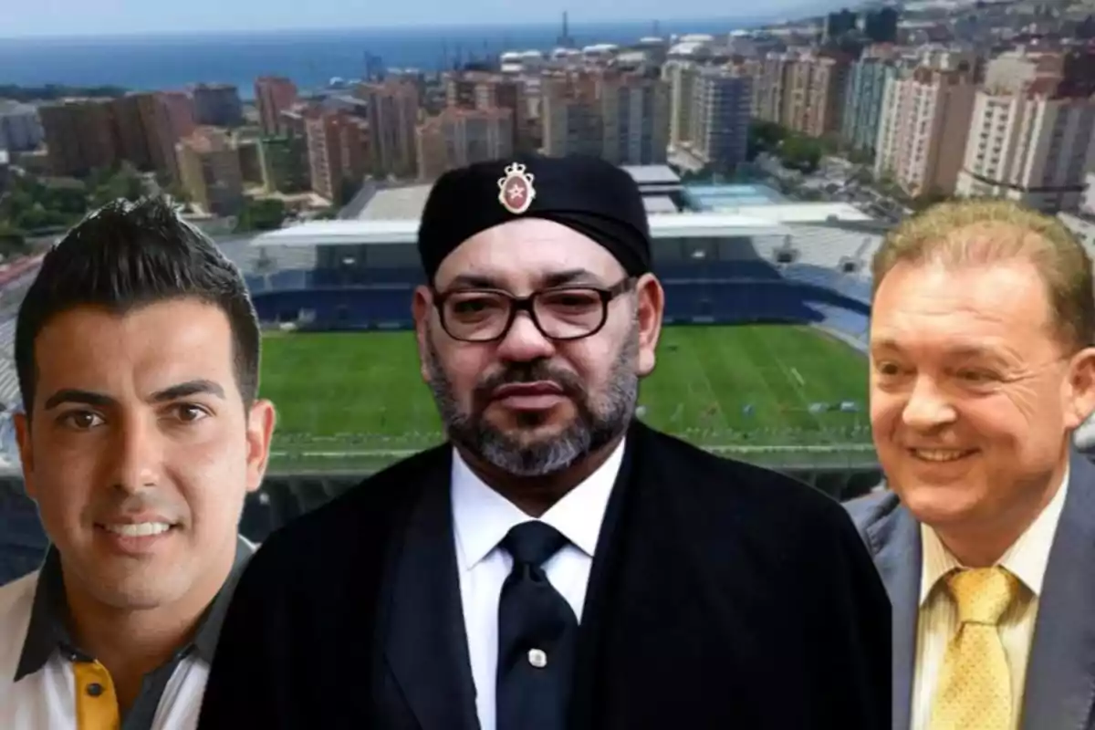 Tres hombres posan frente a un estadio con una ciudad y el mar al fondo.