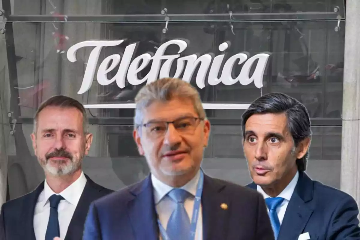 Tres hombres en traje frente a un cartel de Telefónica.