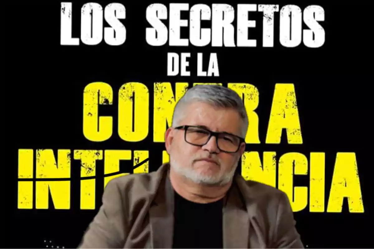 Un hombre con gafas y barba aparece frente a un fondo negro con texto en letras grandes que dice "Los secretos de la contrainteligencia".