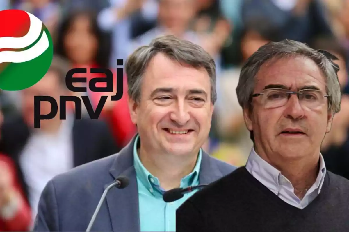 Dos hombres posan frente a un logotipo del partido político EAJ-PNV.