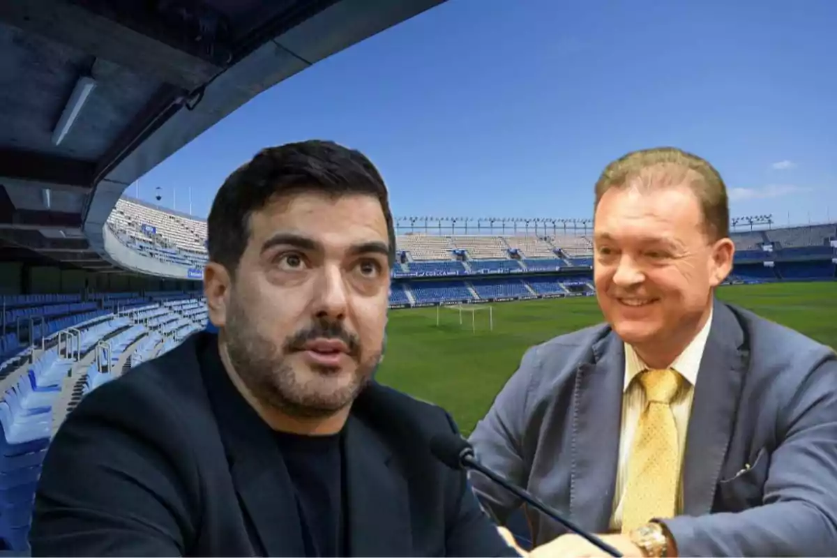 Dos hombres en un estadio de fútbol vacío, uno hablando por un micrófono y el otro sonriendo.