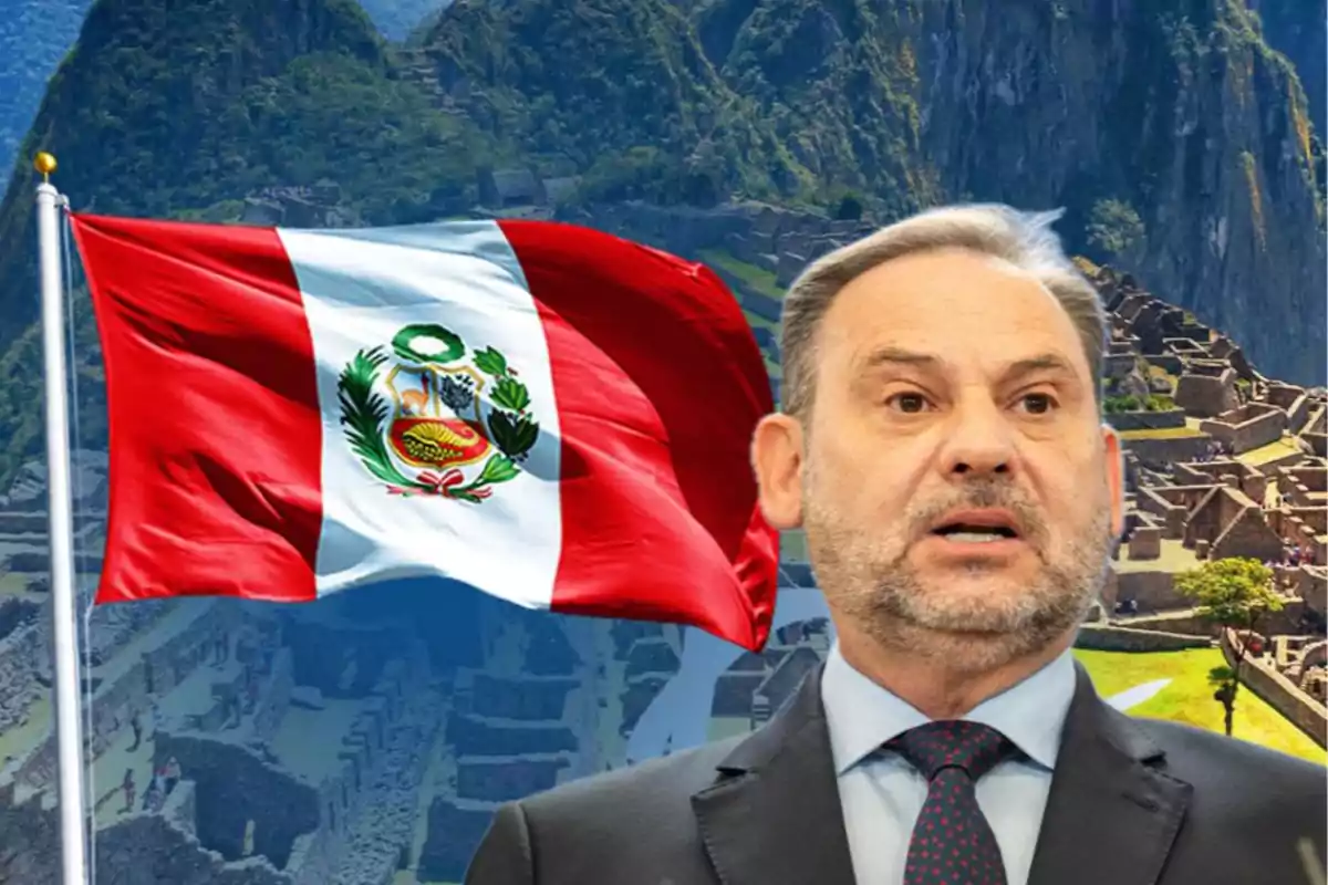 Un hombre con traje frente a la bandera de Perú y Machu Picchu de fondo.