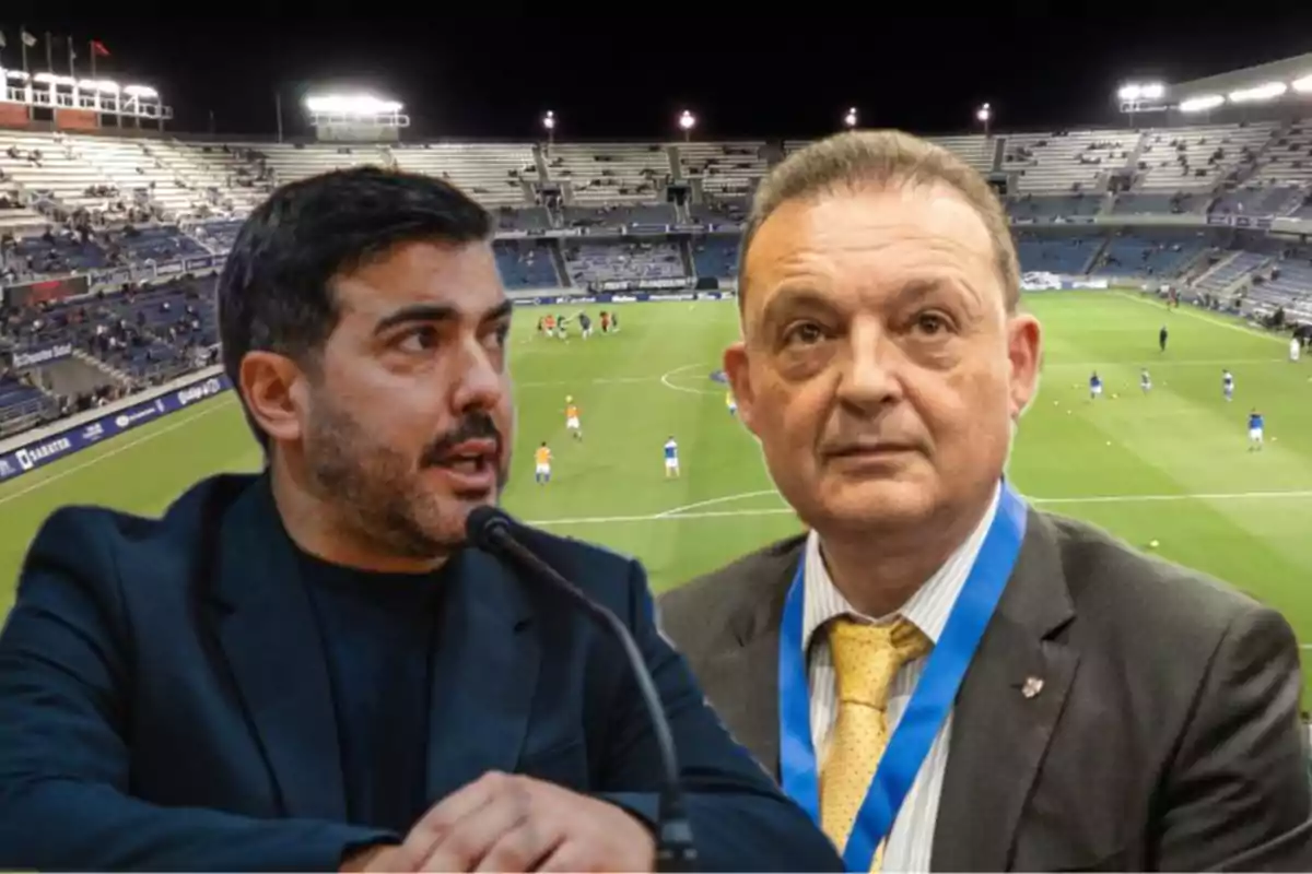 Dos hombres en primer plano con un estadio de fútbol de fondo.