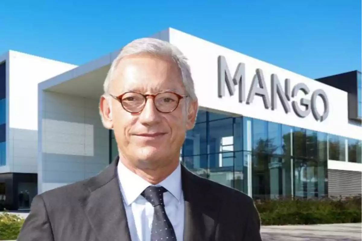 Un hombre con gafas y traje frente a un edificio con el logo de Mango.