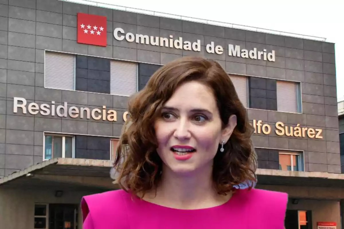 Una persona con cabello castaño y vestido rosa frente a un edificio de la Comunidad de Madrid.