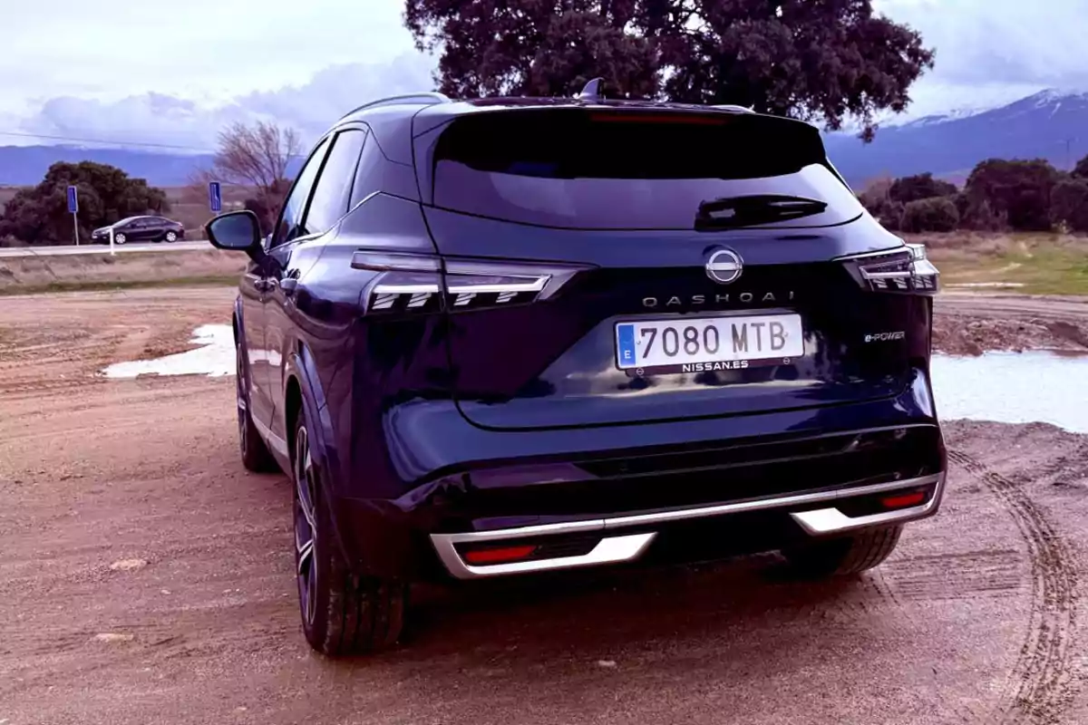 Un SUV Nissan Qashqai negro estacionado en un camino de tierra con un paisaje montañoso al fondo. Un SUV Nissan Qashqai negro estacionado en un camino de tierra con un paisaje montañoso al fondo.