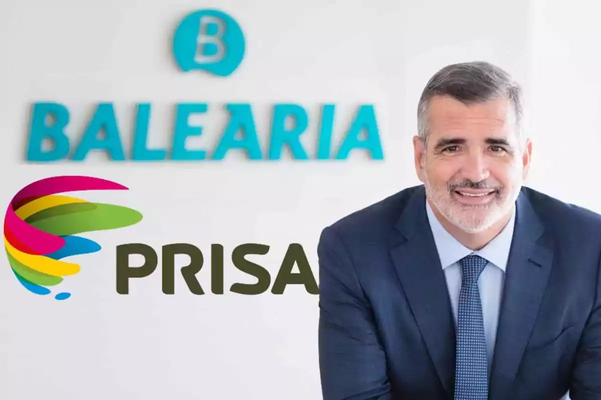 Un hombre con traje sonríe frente a los logotipos de Baleària y Prisa.