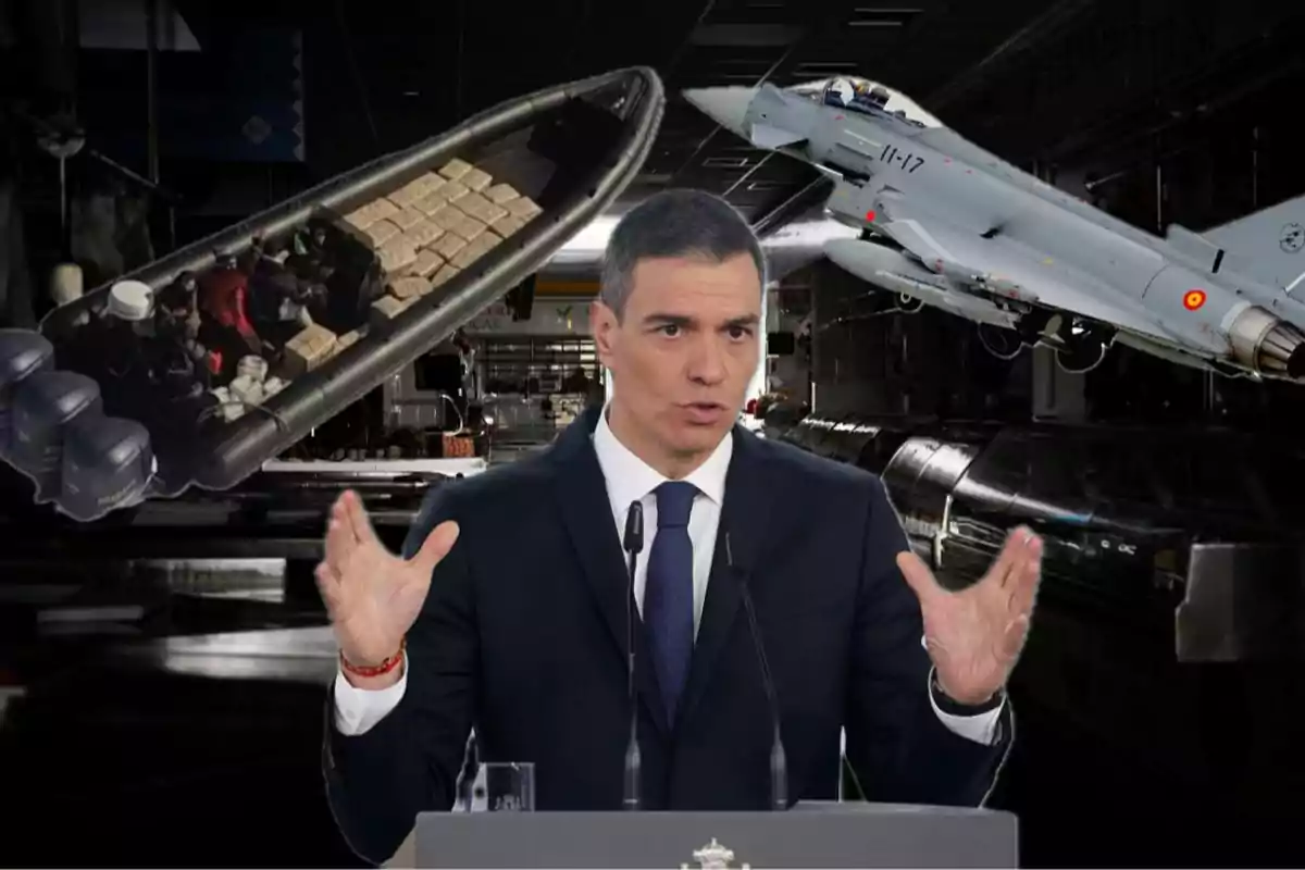 Un hombre en traje da un discurso con un fondo compuesto por una lancha cargada de paquetes y un avión militar en vuelo.