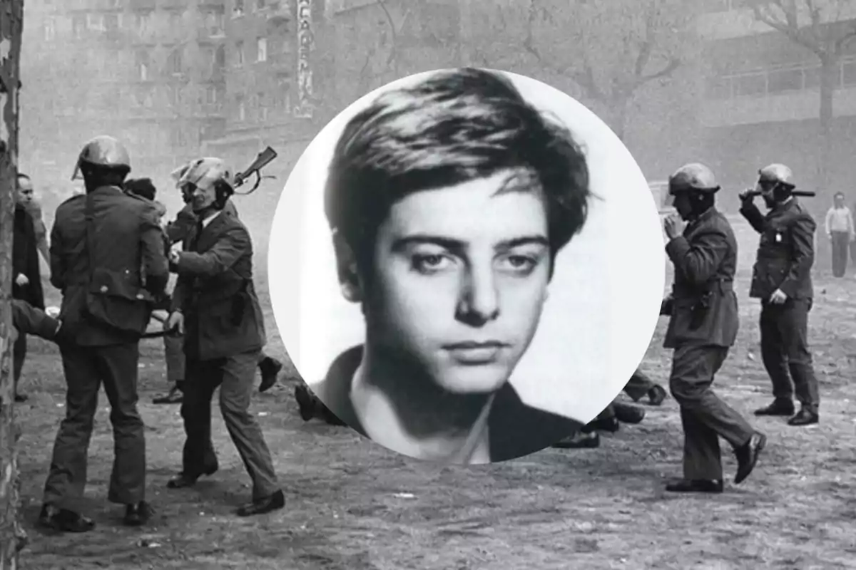 Una imagen en blanco y negro muestra a varios policías en una confrontación en la calle mientras un retrato de un joven aparece superpuesto en un círculo en el centro.