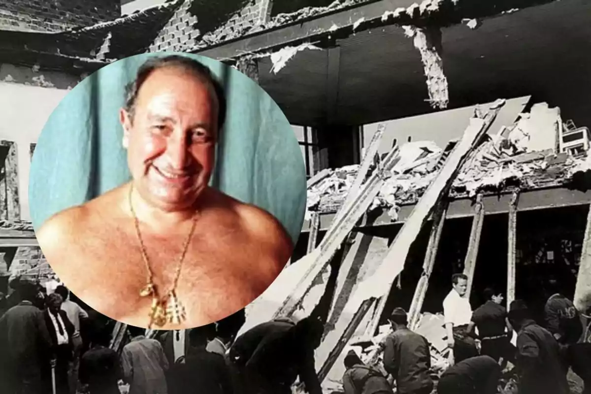 Un hombre sonriente con collares dorados aparece en un recuadro sobre una imagen en blanco y negro de un edificio derrumbado con personas alrededor. Un hombre sonriente con collares dorados aparece en un recuadro sobre una imagen en blanco y negro de un edificio derrumbado con personas alrededor.