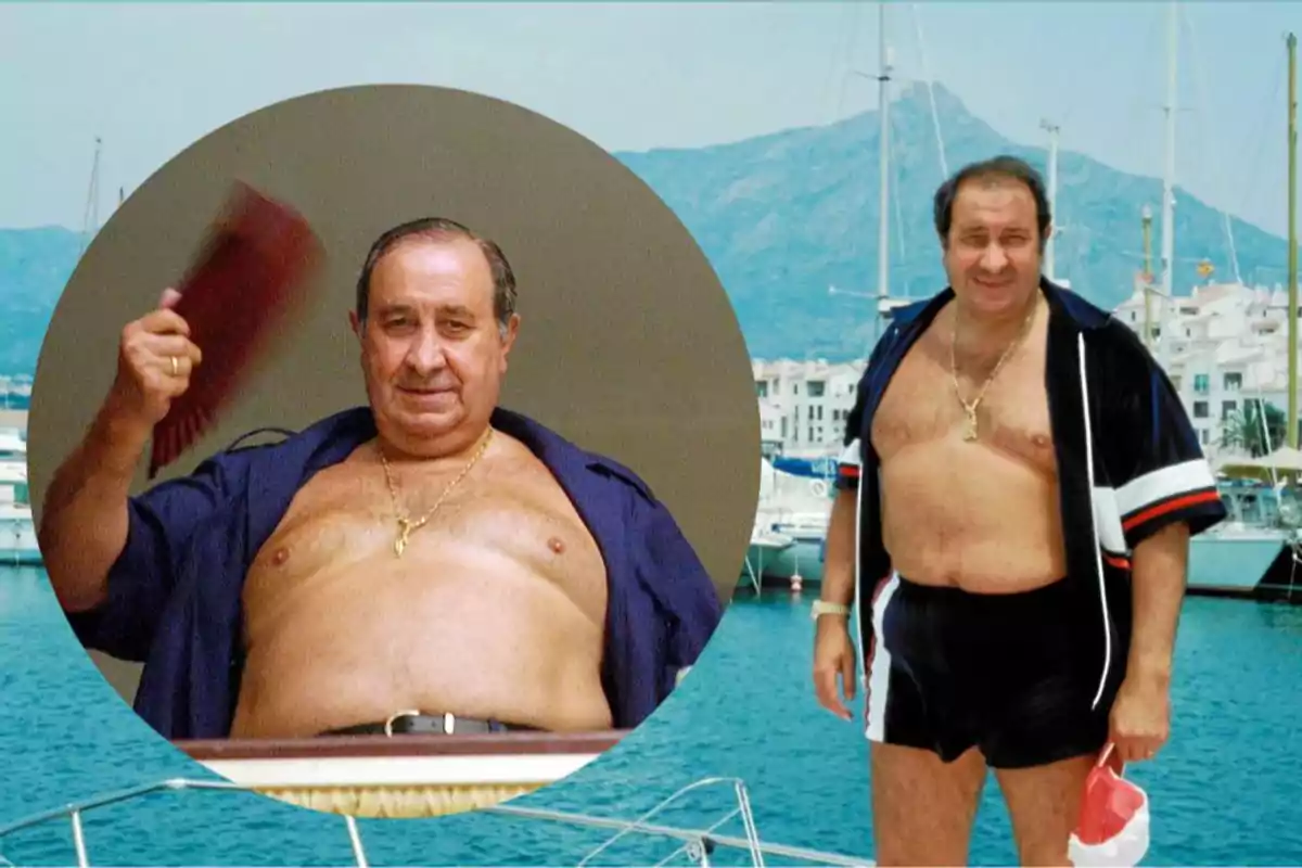 Un hombre con camisa abierta y pantalones cortos posando en un puerto deportivo con montañas al fondo. Un hombre con camisa abierta y pantalones cortos posando en un puerto deportivo con montañas al fondo.