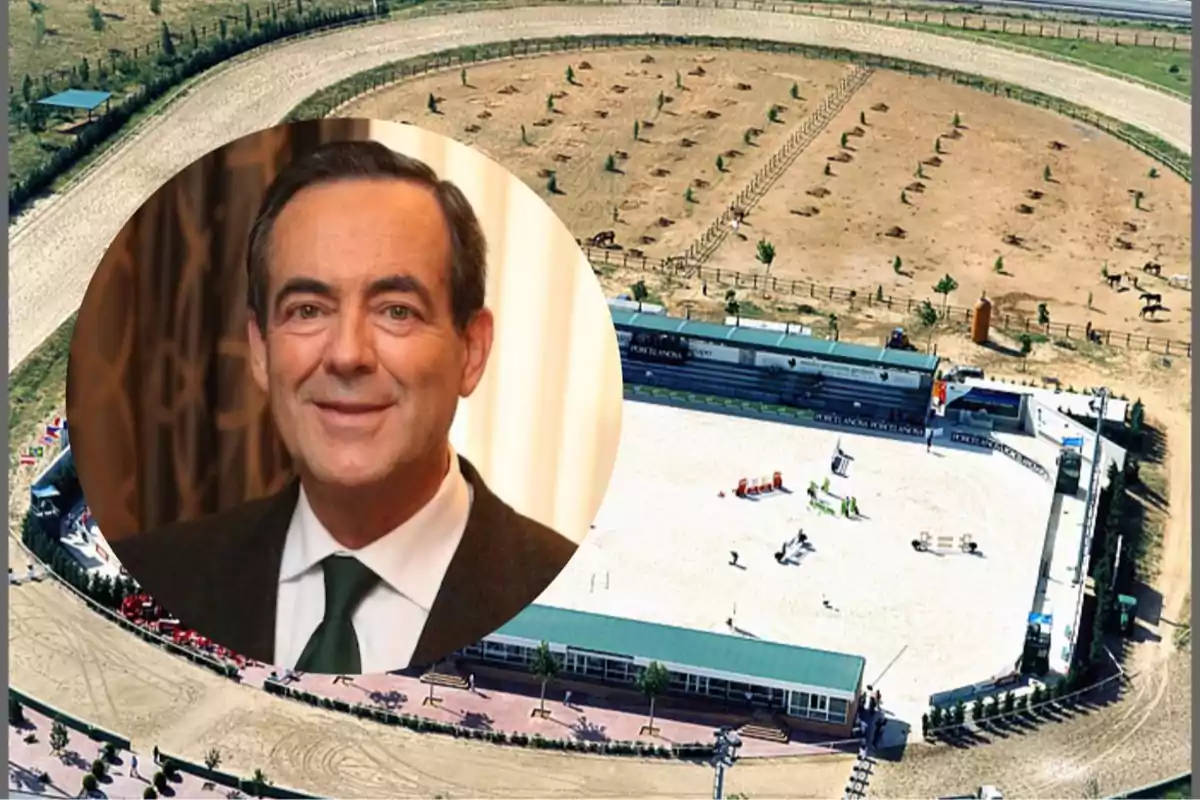 Un hombre con traje y corbata aparece en un recuadro sobre una imagen aérea de un recinto ecuestre con una pista de arena y áreas verdes alrededor. Un hombre con traje y corbata aparece en un recuadro sobre una imagen aérea de un recinto ecuestre con una pista de arena y áreas verdes alrededor.