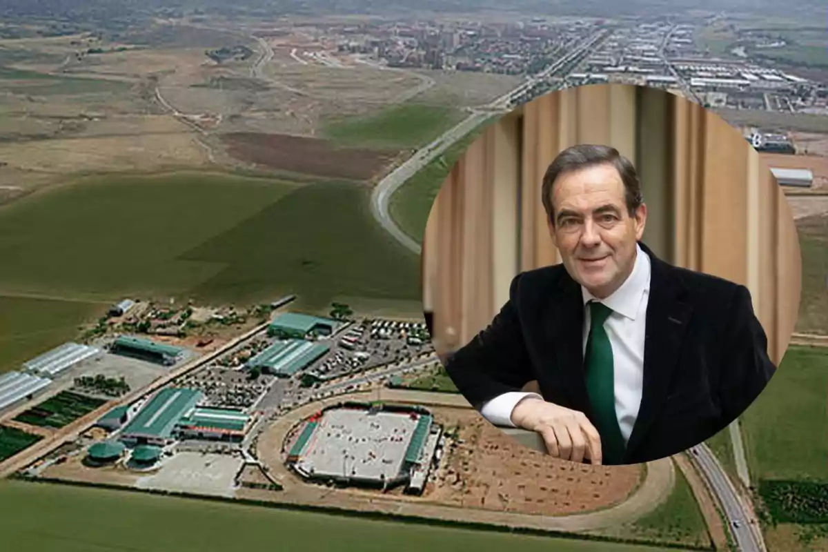 Vista aérea de un complejo industrial con un retrato de un hombre en un círculo superpuesto. Vista aérea de un complejo industrial con un retrato de un hombre en un círculo superpuesto.