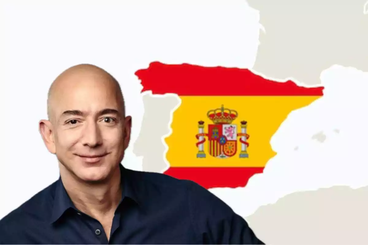 Un hombre calvo con camisa oscura frente a un mapa de España con la bandera española.