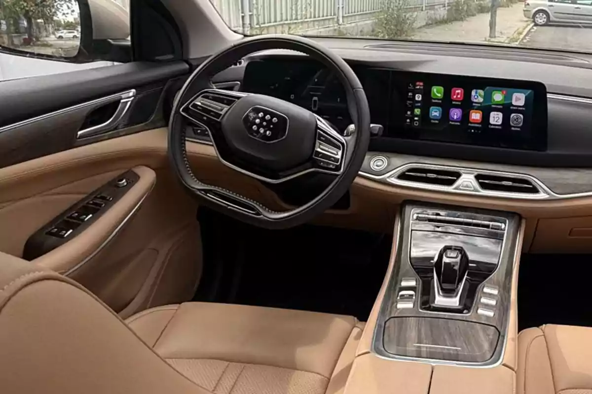 Interior de un DFSK E5 moderno con volante multifuncional, pantalla digital y asientos de cuero beige. Interior de un DFSK E5 moderno con volante multifuncional, pantalla digital y asientos de cuero beige.