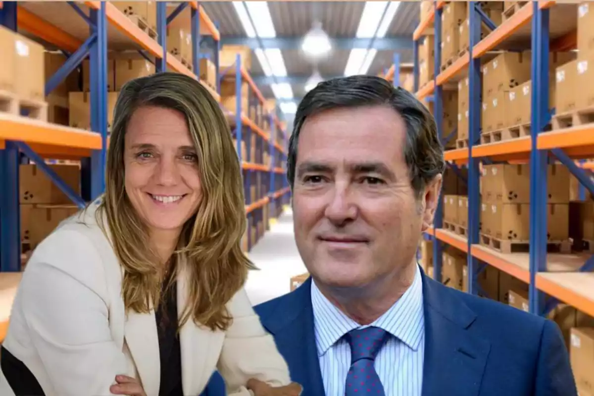 Dos personas posan frente a estanterías llenas de cajas en un almacén.