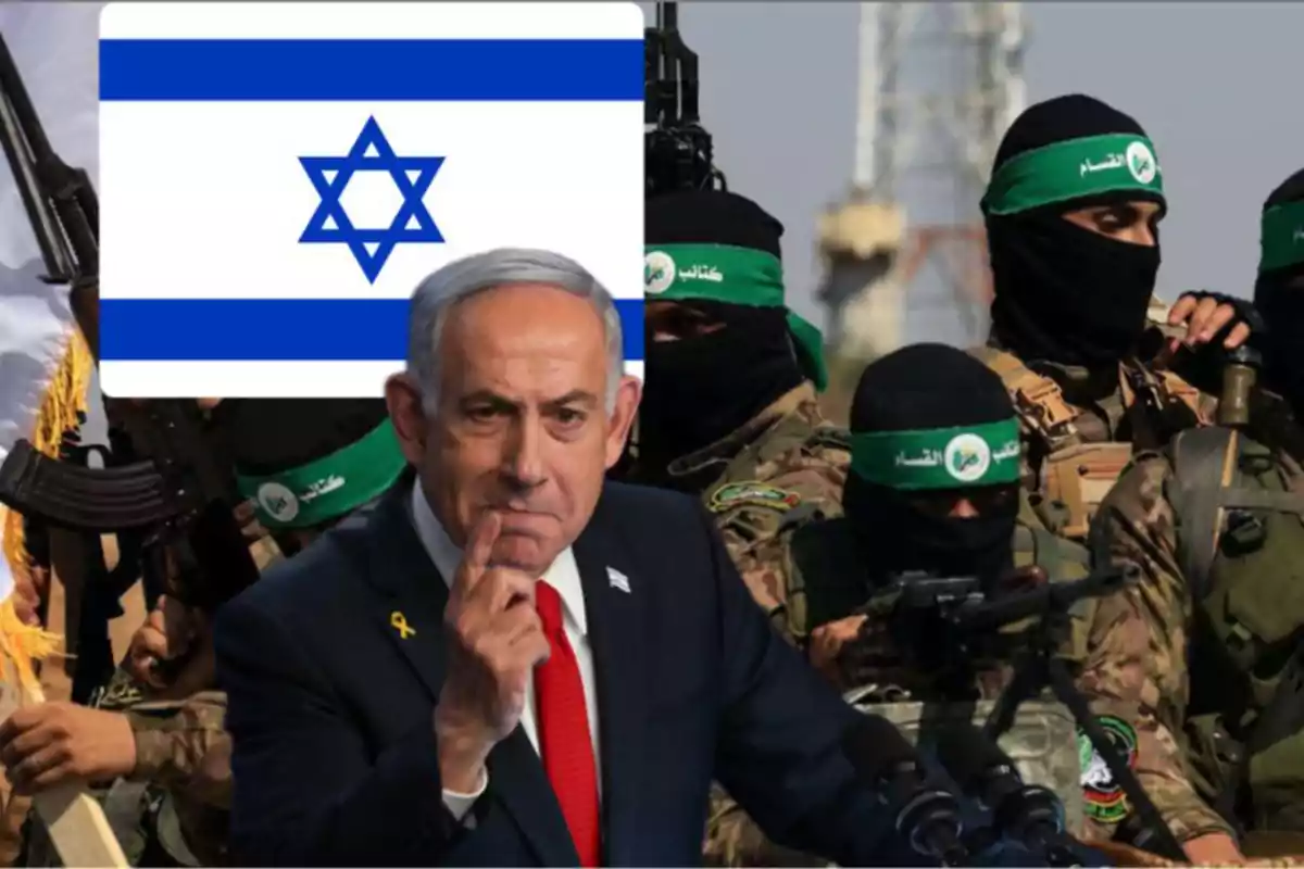 Un hombre de traje y corbata roja está frente a un grupo de personas enmascaradas con uniformes militares y armas, con una bandera de Israel en el fondo.