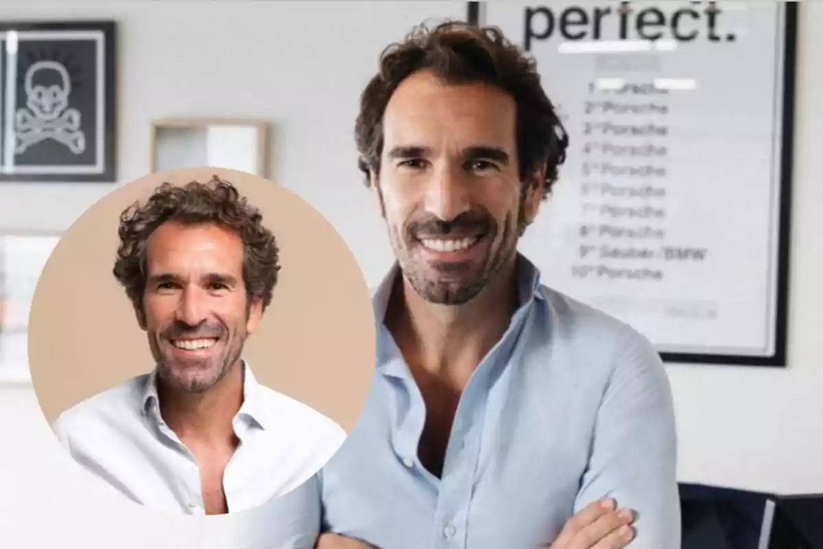 Un hombre sonriente con barba y cabello rizado lleva una camisa azul claro y está de pie frente a un fondo con cuadros y un cartel que dice Un hombre sonriente con barba y cabello rizado lleva una camisa azul claro y está de pie frente a un fondo con cuadros y un cartel que dice