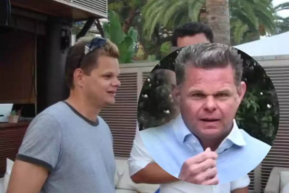 Un hombre de cabello corto y rubio está de pie al aire libre con una camiseta gris, mientras que en un círculo superpuesto se muestra un primer plano de su rostro con una expresión seria y una camisa azul claro, al fondo hay vegetación y muebles de exterior. Un hombre de cabello corto y rubio está de pie al aire libre con una camiseta gris, mientras que en un círculo superpuesto se muestra un primer plano de su rostro con una expresión seria y una camisa azul claro, al fondo hay vegetación y muebles de exterior.