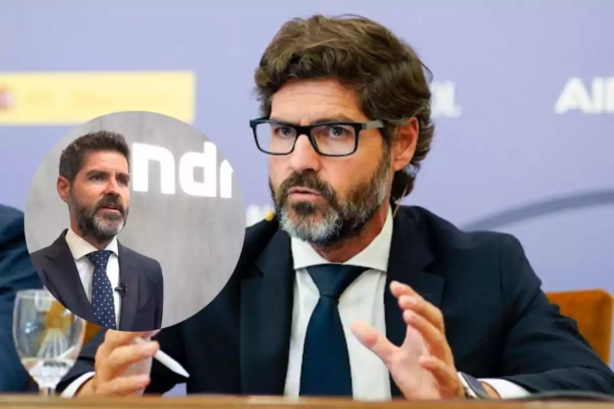 Hombre de cabello y barba oscura con gafas y traje oscuro hablando en una conferencia con un recuadro circular que muestra a la misma persona en otro contexto profesional Hombre de cabello y barba oscura con gafas y traje oscuro hablando en una conferencia con un recuadro circular que muestra a la misma persona en otro contexto profesional