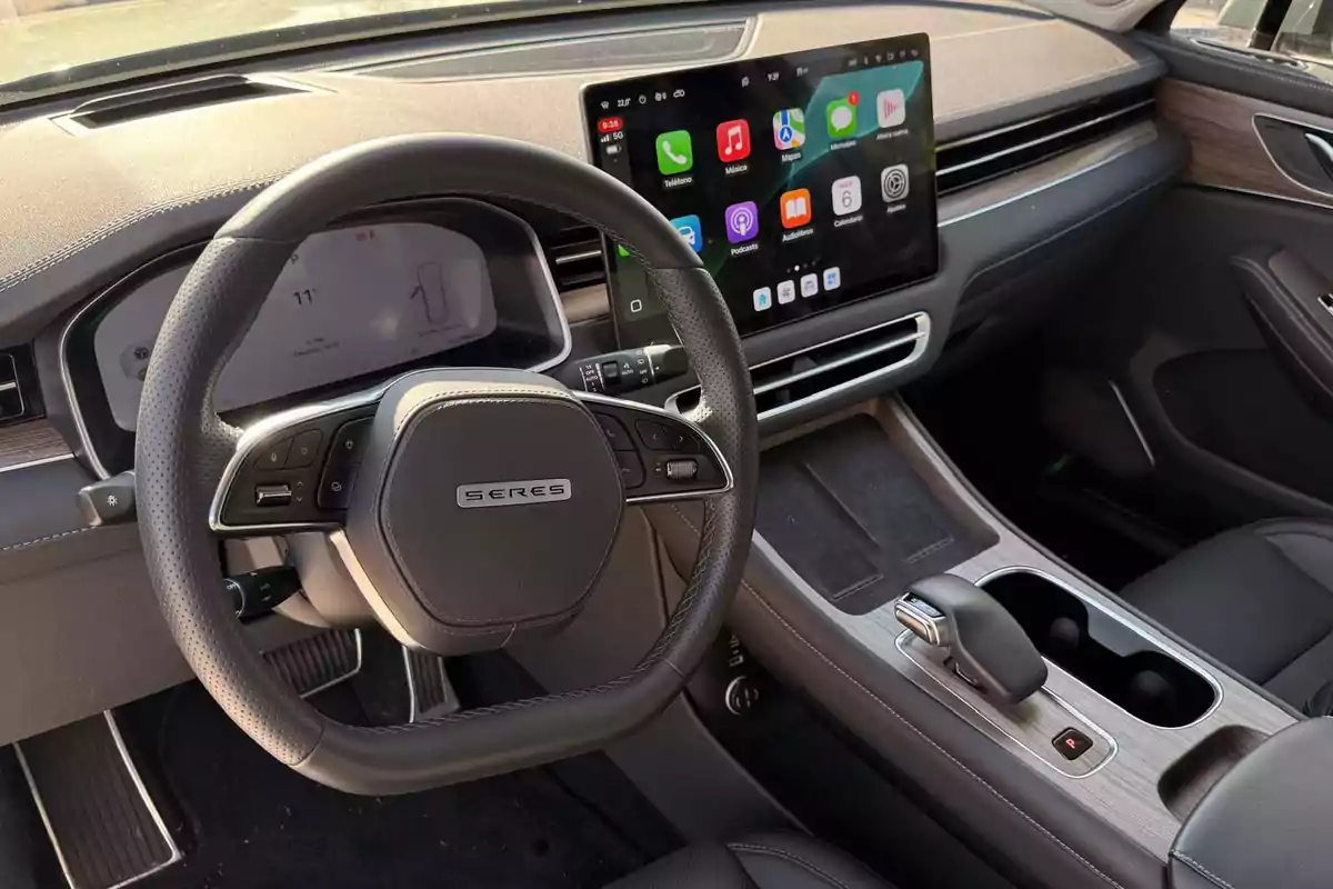 Interior moderno de un Seres 5 EV con volante multifunción, pantalla digital y sistema de infoentretenimiento táctil Interior moderno de un Seres 5 EV con volante multifunción, pantalla digital y sistema de infoentretenimiento táctil