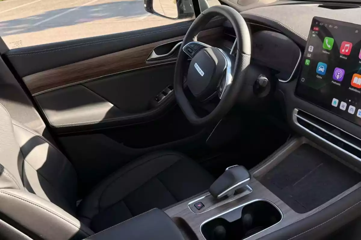 Interior moderno de un Seres 5 EV con asientos de piel, detalles en imitación madera, volante multifunción y una pantalla táctil grande en la consola central Interior moderno de un Seres 5 EV con asientos de piel, detalles en imitación madera, volante multifunción y una pantalla táctil grande en la consola central