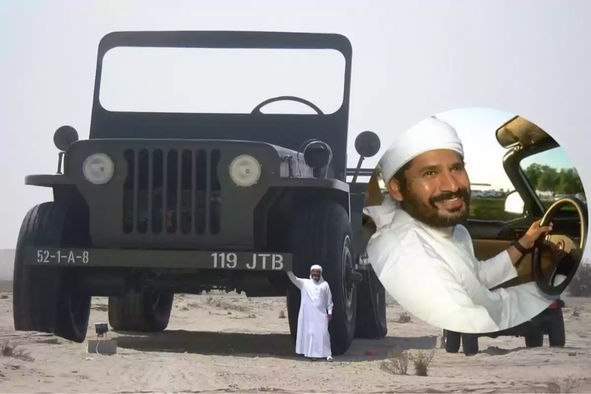 Un hombre vestido con túnica blanca posa junto a un jeep gigante en el desierto, con una imagen circular superpuesta mostrando al mismo hombre sonriendo mientras conduce un automóvil. Un hombre vestido con túnica blanca posa junto a un jeep gigante en el desierto, con una imagen circular superpuesta mostrando al mismo hombre sonriendo mientras conduce un automóvil.