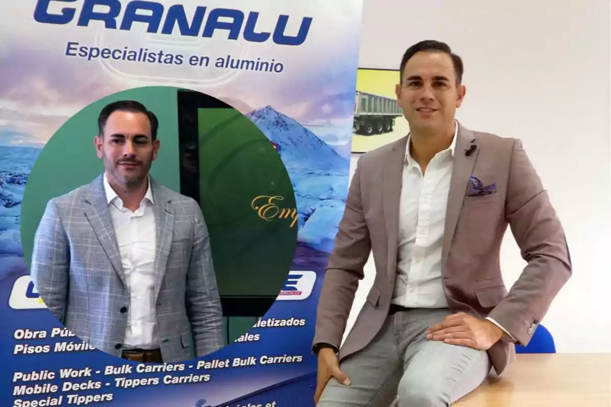Hombre con saco claro posando frente a un cartel de una empresa de aluminio y sentado sobre una mesa en una oficina Hombre con saco claro posando frente a un cartel de una empresa de aluminio y sentado sobre una mesa en una oficina