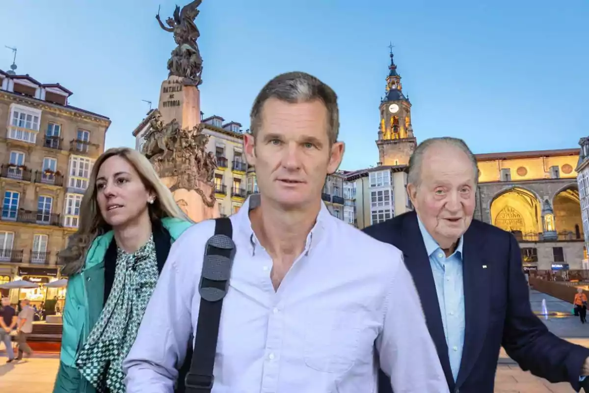 Tres personas en primer plano con expresión seria, al fondo una plaza con edificios históricos y un monumento en el centro, al atardecer.