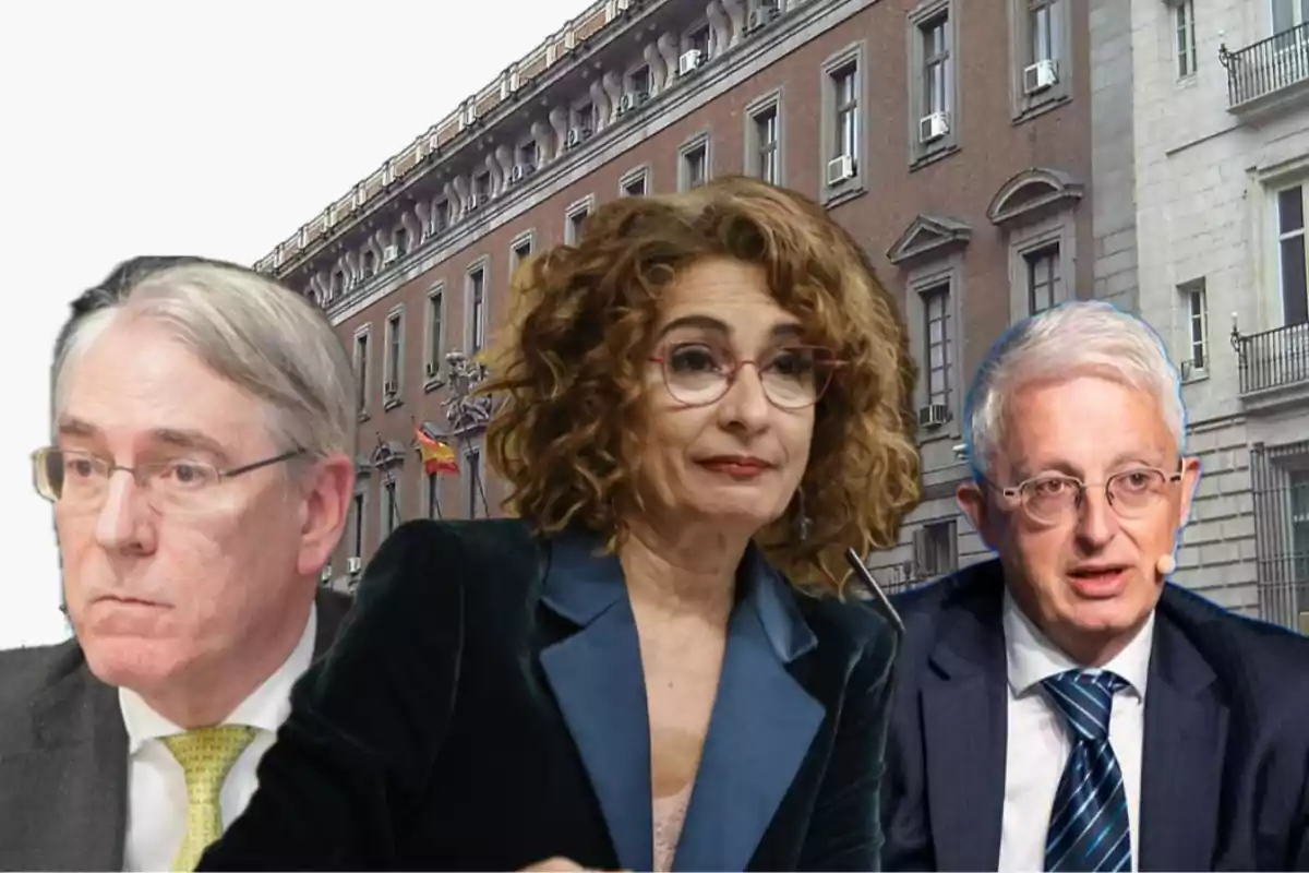 Tres personas con expresión seria frente a un edificio gubernamental con banderas de España